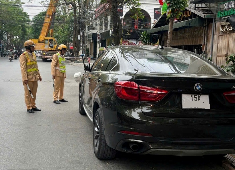 Ra quân xử lý vi phạm dừng đỗ xe tại một số tuyến đường quận Hải An